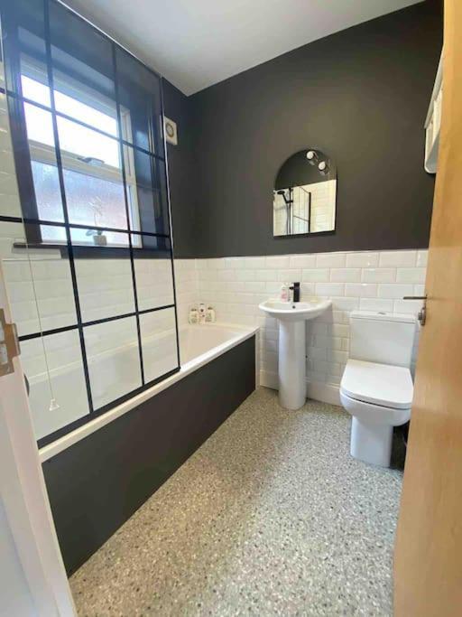 شقة 1 Bed Flat With Parking Near Town Centre إيمسوورث المظهر الخارجي الصورة