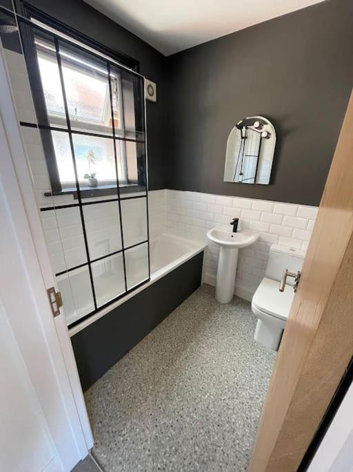 شقة 1 Bed Flat With Parking Near Town Centre إيمسوورث المظهر الخارجي الصورة