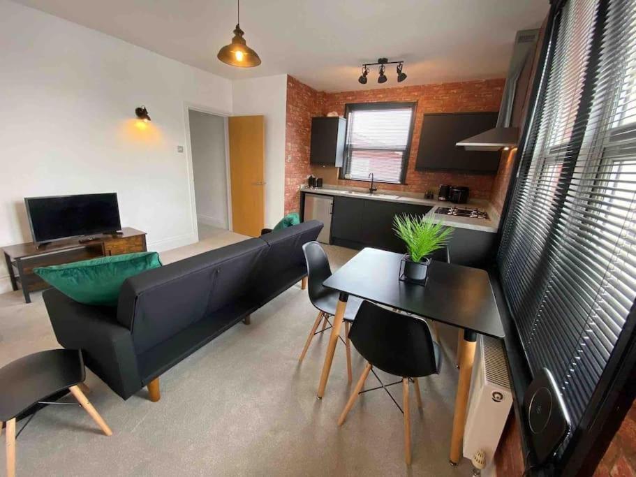 شقة 1 Bed Flat With Parking Near Town Centre إيمسوورث المظهر الخارجي الصورة