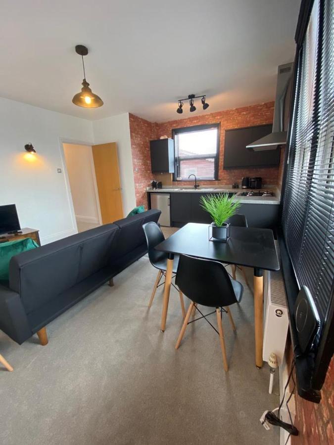 شقة 1 Bed Flat With Parking Near Town Centre إيمسوورث المظهر الخارجي الصورة